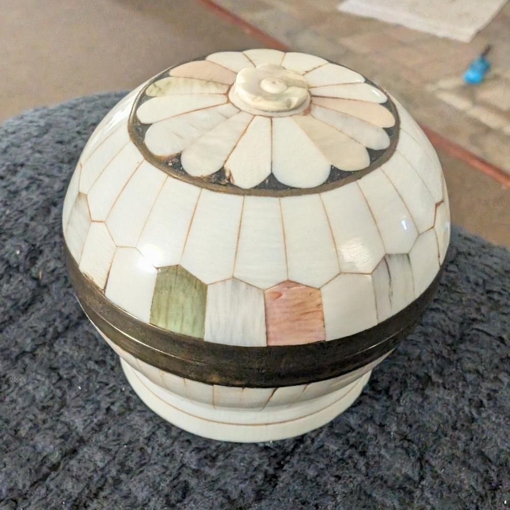 Vtg Shell Mounted Brass Round Trinket Jewelry Box 2.25"di